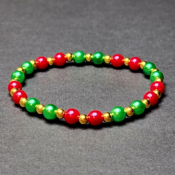 Christmas Red & Green Pearl Beaded Stretch Bracelet Handmade - Picture 3 of 4